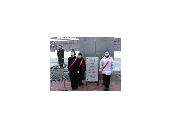 "Блокадная парта" на Пискаревском кладбище (фоторепортаж)