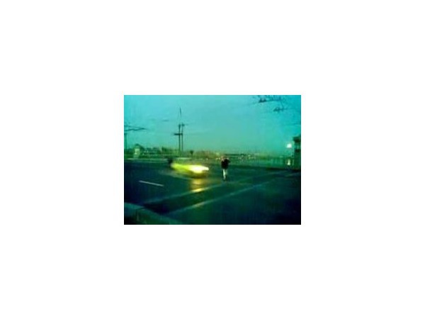 Прохожие равнодушно снимали на мобильник мужчину-самоубийцу, который бросился под колеса машины