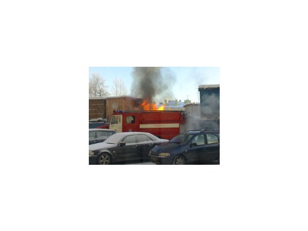 На стройплощадке в районе станции метро "Чернышевская" горят бытовки