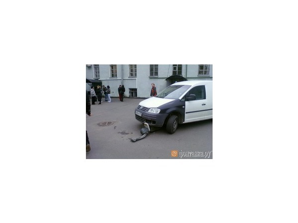 Памятник Бродскому в Петербурге попал под колеса микроавтобуса