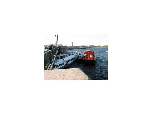 У Дворцового моста продолжается спасательная операция - теперь в мост врезался буксир