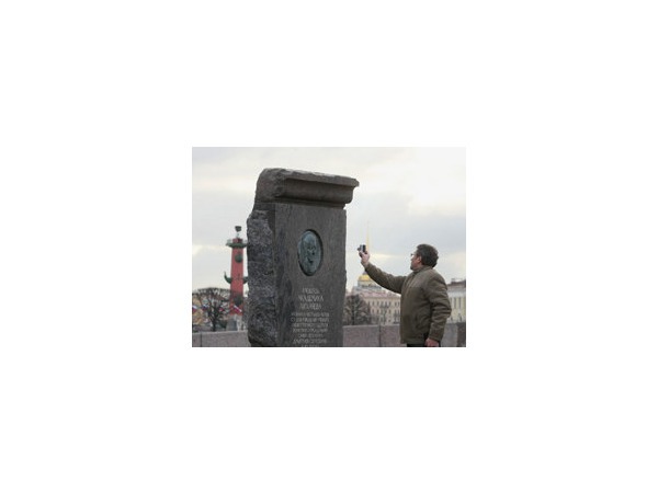 Памятник Лихачеву потрескался и позеленел