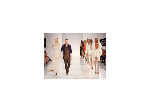 Платья и модная публика Aurora Fashion Week