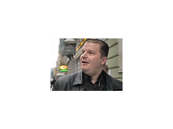 "Задерживали всех в красных футболках и тапочках?"