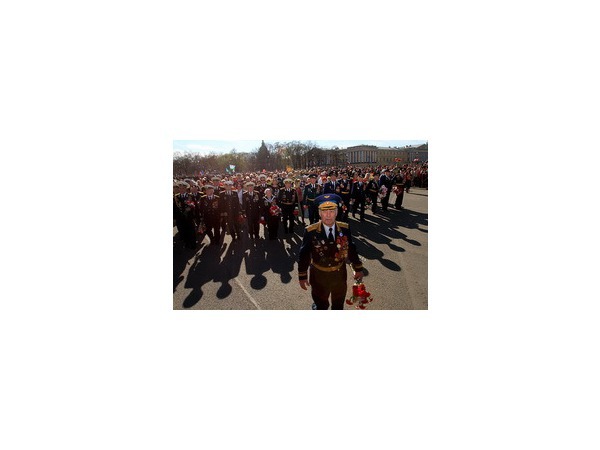 По Невскому под "Катюшу"