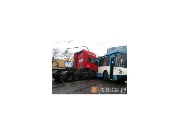На Ленинском троллейбус столкнулся с грузовиком: пятеро пострадавших