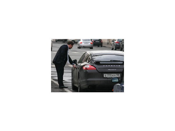 Районный чиновник выбирает Porsche