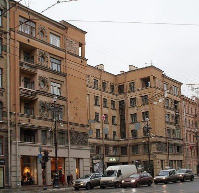 Дом, с фасада которого обрушилась лепнина. Фото: citywalls.ru