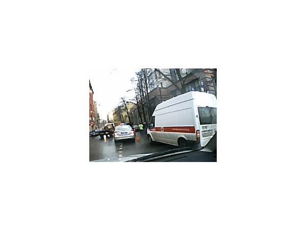 Очевидец: "Ауди" сбила пешехода у метро Чкаловская