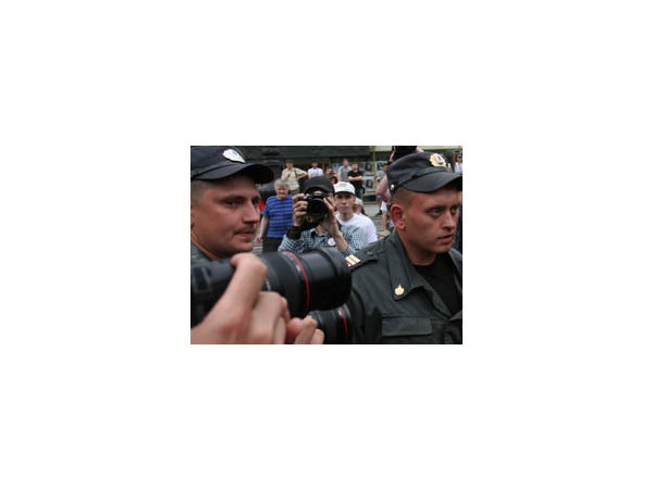 Журналистов записали в оппозицию