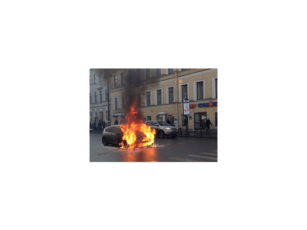 На Невском горит автомобиль