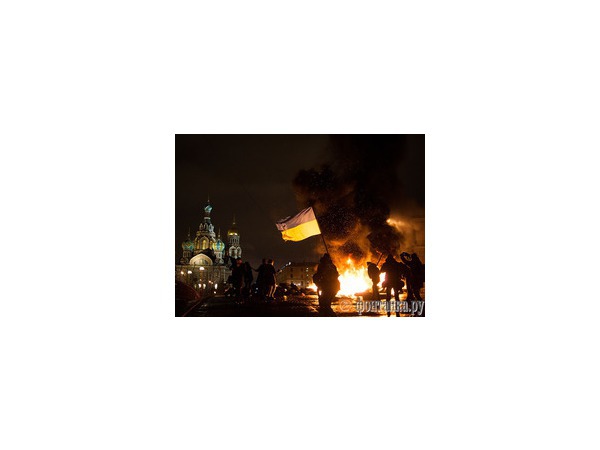 Петр Павленский устроил "майдан" в центре Петербурга