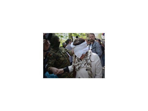 Активисты Славянска задержали ярую сторонницу Евромайдана