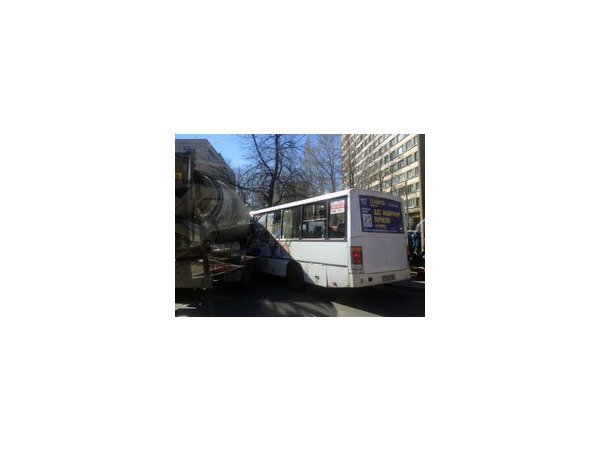 На Тореза маршрутка врезалась в бетономешалку