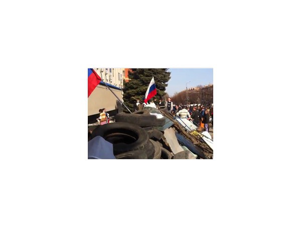 Один из участников пророссийских акций протеста в Донецке 11 апреля 2014 года: "Мы надеемся, что до проведения референдума здесь будут стоять сотни тысяч человек"