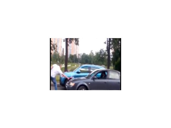 На перекрестке Будапештской и Белы Куна мужчина с топором напал на машину, в которой были дети