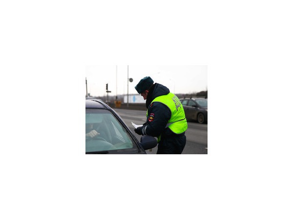 В Петербурге пассажирка задержанного автомобиля распылила в лицо инспектора ДПС газовый баллончик