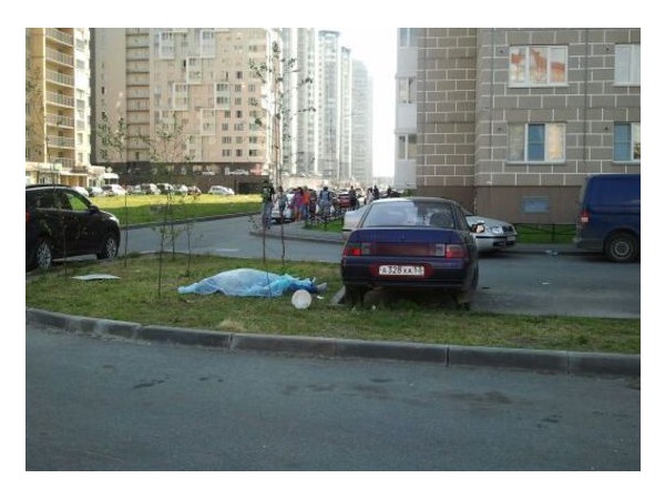 На Богатырском из автомобиля достали мертвого мужчину