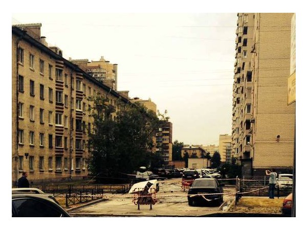 Очевидец: На Варшавской провалился асфальт - в яму попали «Жигули»