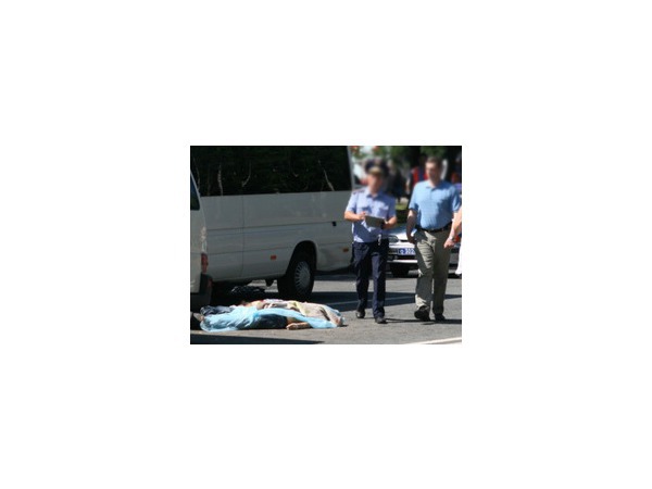 Таксист задавил двух уснувших на дороге в Ижевске пьяных грузчиков