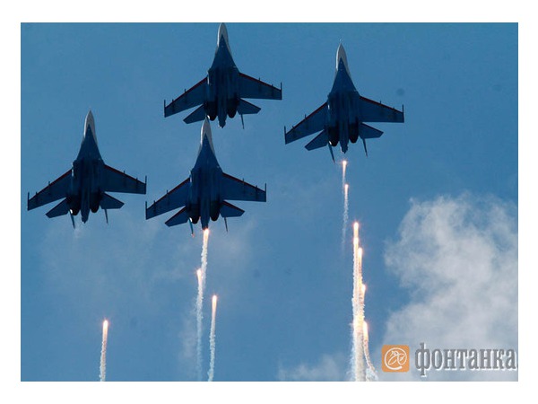 Грохот военных самолетов напугал петербуржцев