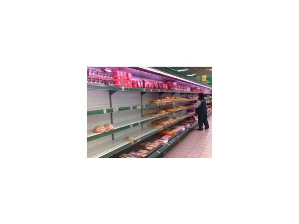 Медведев пообещал регулярно проверять цены в российских продуктовых магазинах