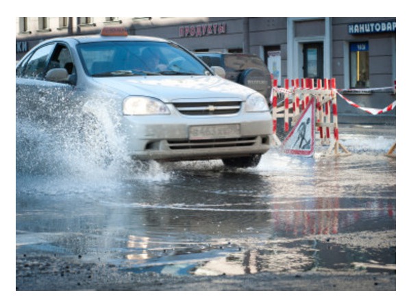 Очевидец: На Московском вода бьет из-под земли
