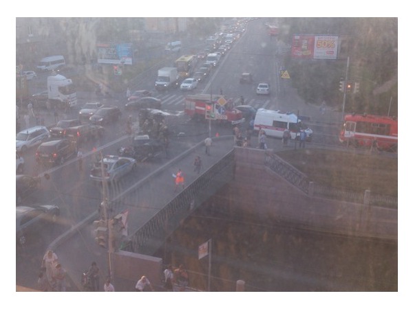 На Петропавловском мосту полиция задержала участника ДТП со сбитым мотоциклом и перевернутой "Газелью"