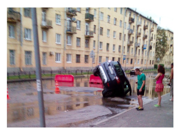На Васильевском автомобиль провалился под землю