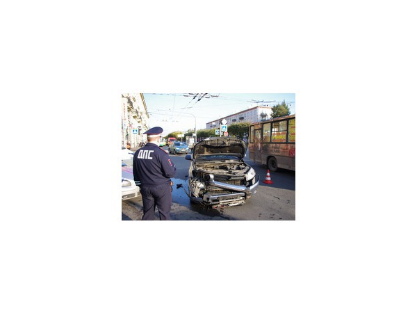 Шесть человек, в том числе двое детей, пострадали на остановке на Новочеркасском, на которую вылетел внедорожник