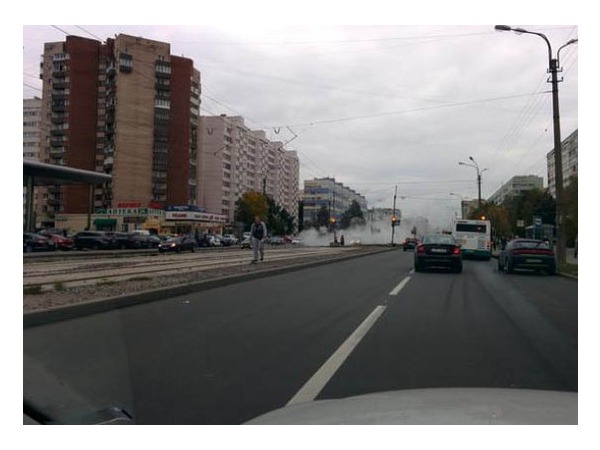 Первый прорыв сезона - проспект Стачек в клубах пара