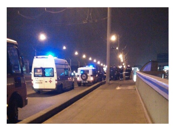 На мосту Александра Невского полицейские уговорили самоубийцу
