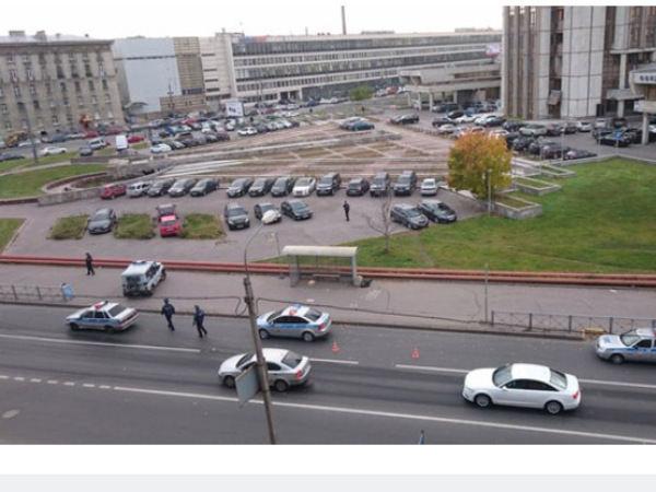 На остановке на Белоостровской нашли подозрительную коробку