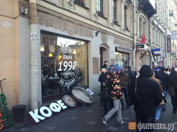 На Невском проспекте снесли незаконные вывески «Кофе-Хауза»