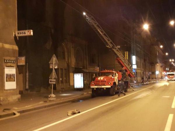 На Большой Пушкарской улице горит дом