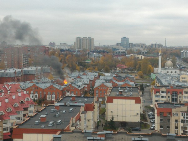 На севере Петербурга горит коттедж