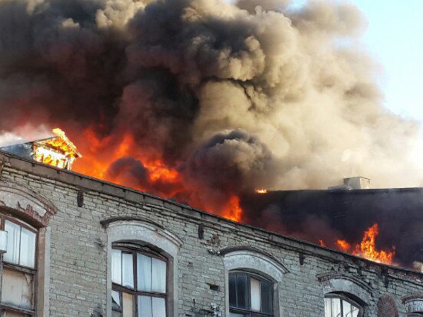 На бумажной фабрике в Красном Селе горит 100 квадратных метров кровли