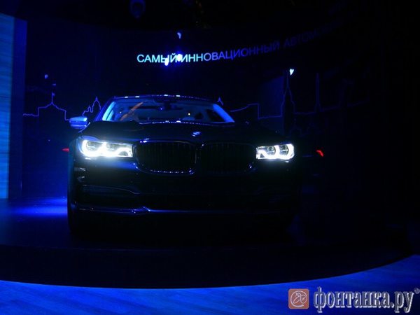 На Дворцовой площади показали новую, шестую, BMW 7 серии