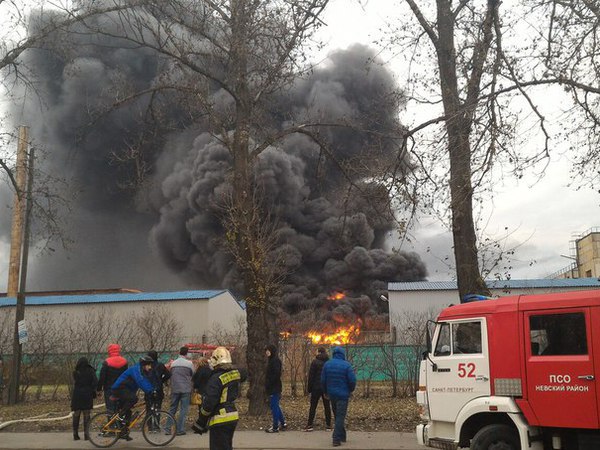 На Коммуны горит склад завода «Пластполимер»