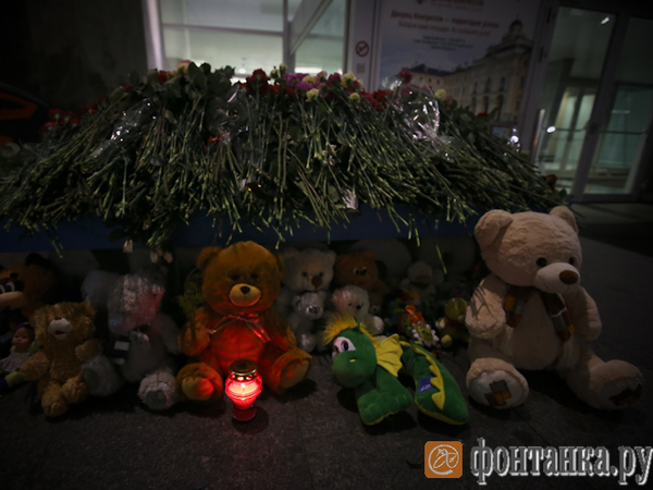 В аэропорт едут с цветами даже ночью
