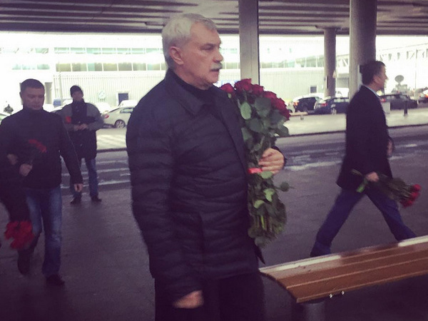 Георгий Полтавченко возложил цветы к стихийному мемориалу в Пулково