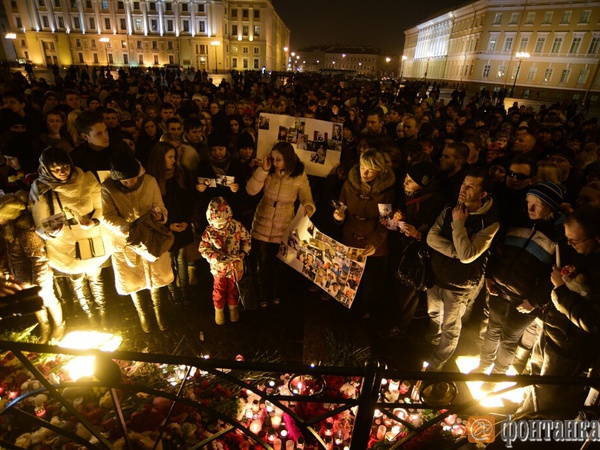Несколько тысяч петербуржцев собрались на акцию памяти на Дворцовой площади