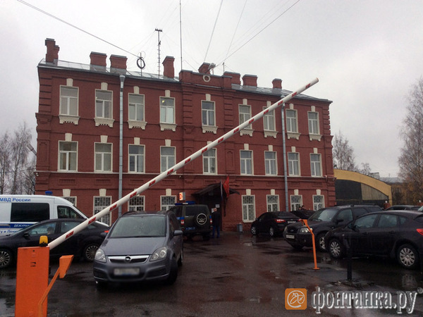 Версия произошедшего в 26-м отделе: оперативник застрелил петербуржца