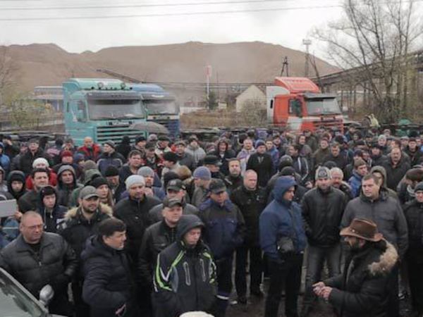 Сход грузоперевозчиков в Петербурге собрал около 200 человек
