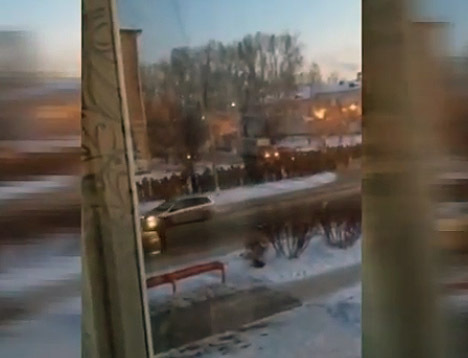 Кадр любительской съемки с колонной военных