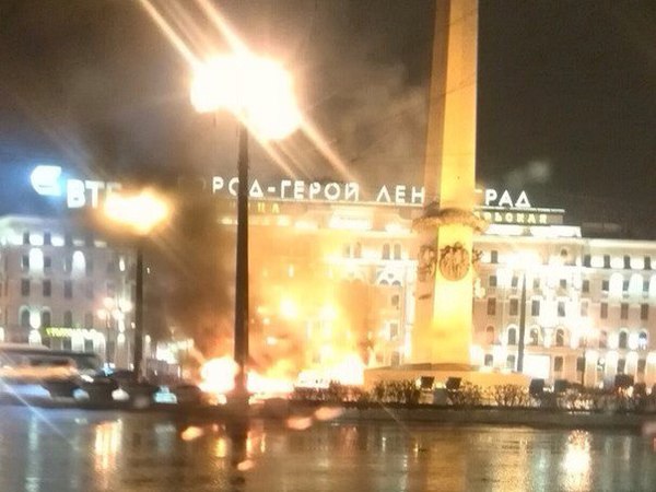 У обелиска на площади Восстания тушили возгорание