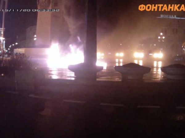 У обелиска на площади Восстания после пожара нашли канистру