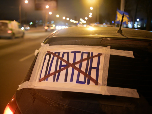 Питерские грузоперевозчики собираются на границе Московской области
