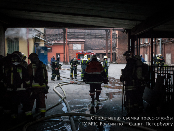 Горящий склад с бумагой на Обводном тушили 2,5 часа