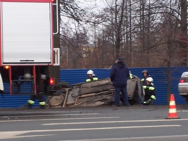 В Стрельне машина влетела в столб и опрокинулась в кювет